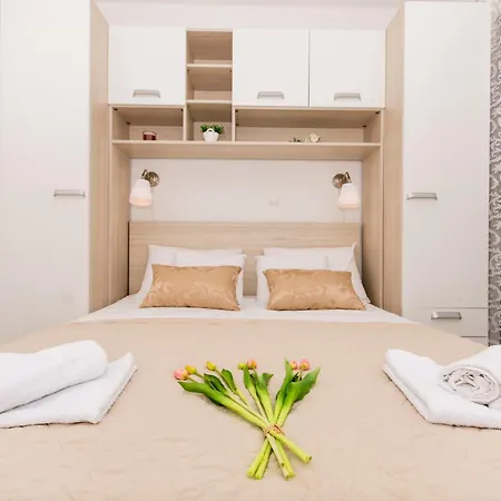 Appartement Family-friendly With Swimming Pool Drvenik Veliki, Drvenik - 16377 Veliki Drvenik
